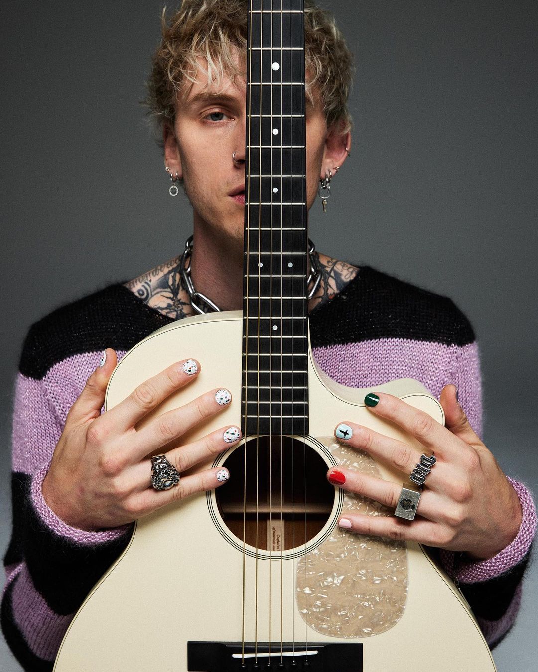 Яркий маникюр для мужчин в тренде: какой цвет ногтей выбирают знаменитости