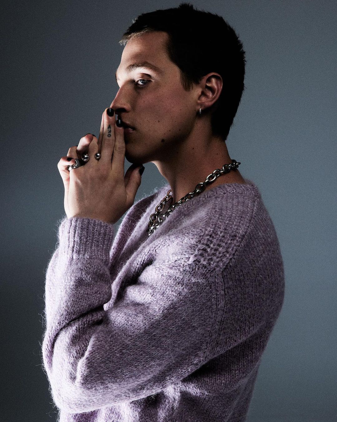 Яркий маникюр для мужчин в тренде: какой цвет ногтей выбирают знаменитости