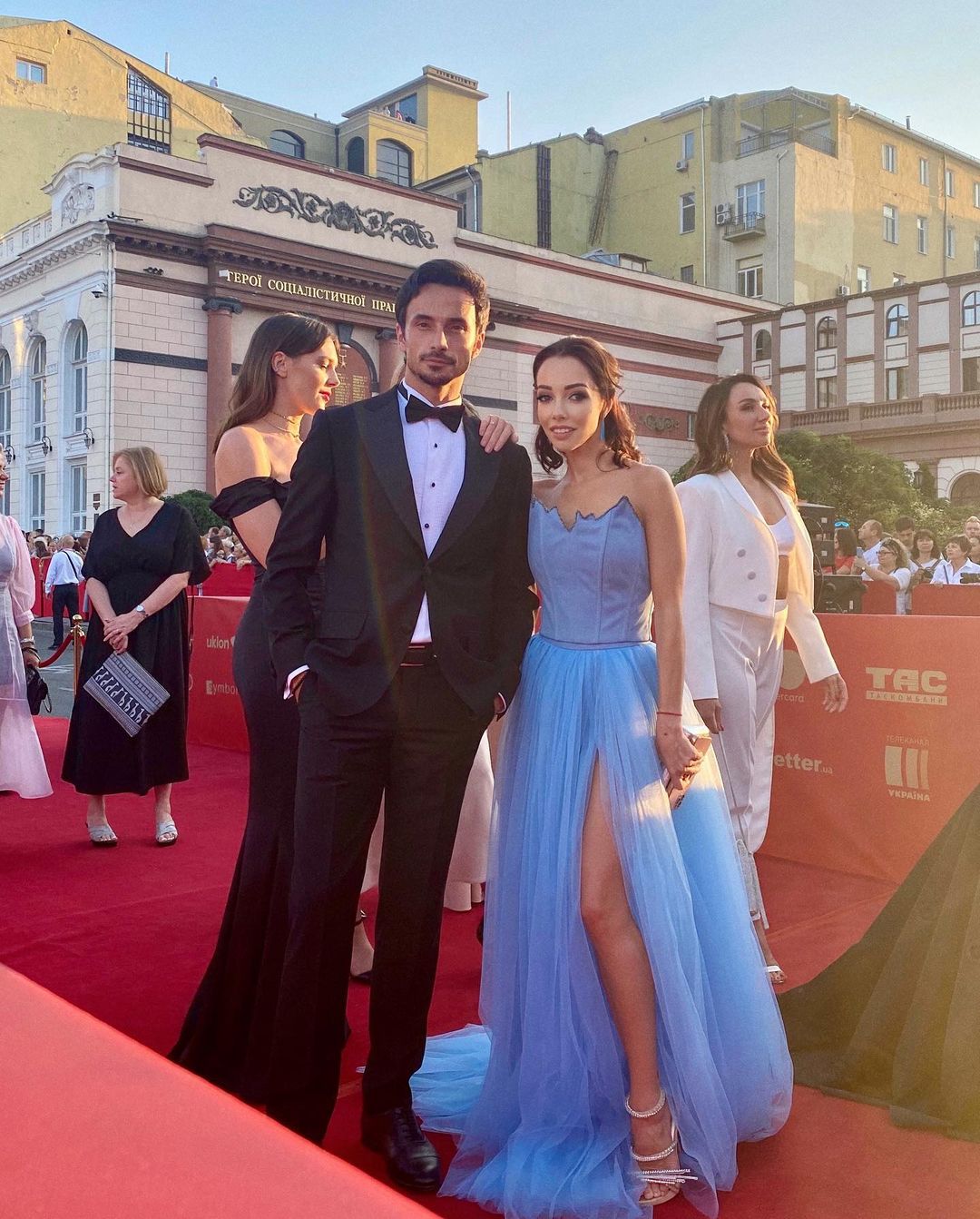 Чоловік Кухар зізнався, що умовив дружину зробити і показав розкішний світський вихід