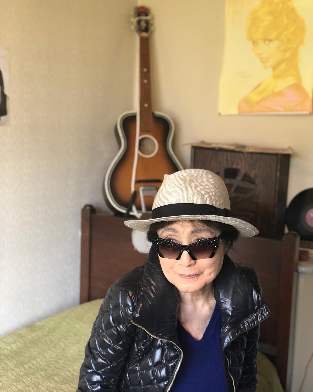 Вот так сейчас выглядит Йоко Оно - жена Джона Леннона, которому сегодня было бы 81
