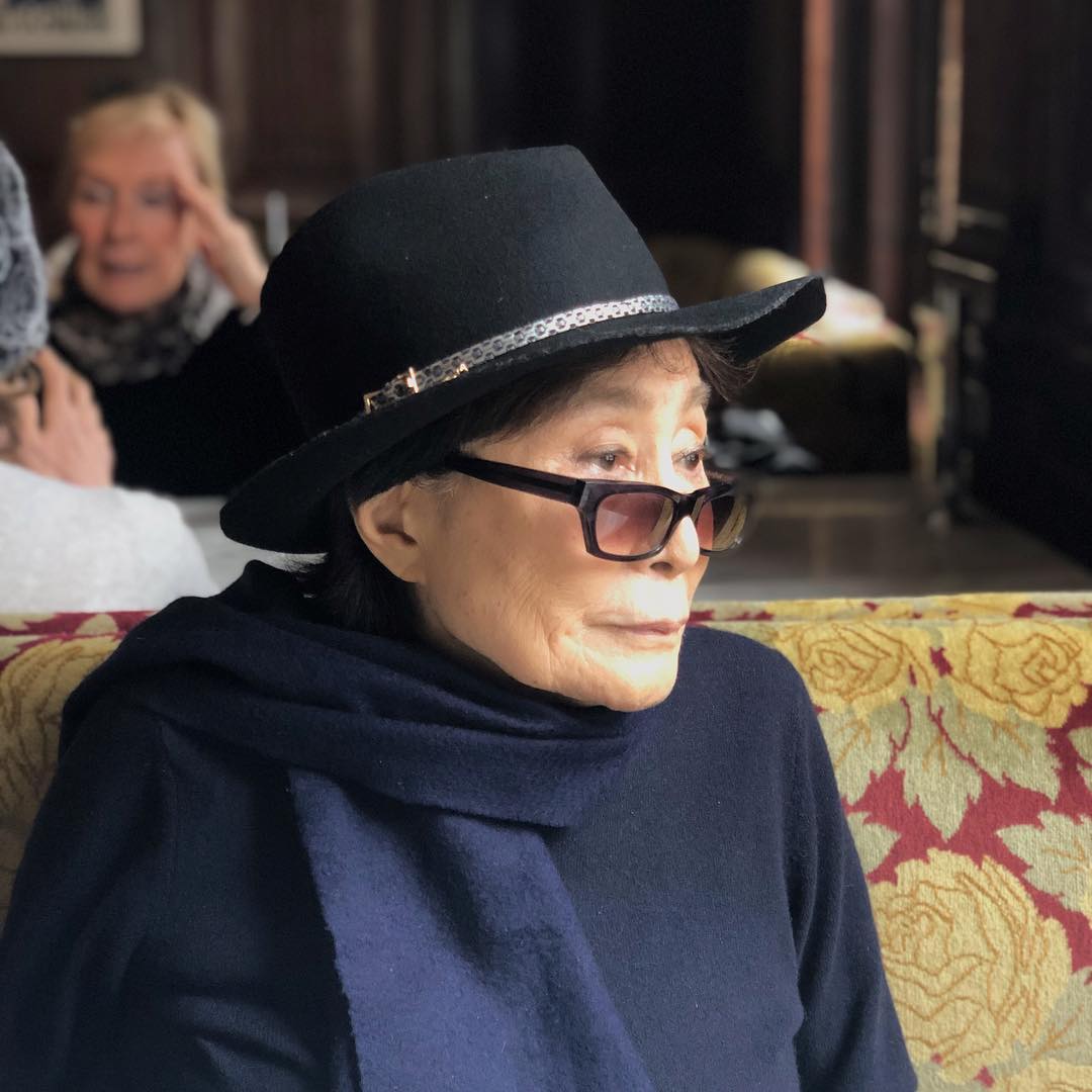 Вот так сейчас выглядит Йоко Оно - жена Джона Леннона, которому сегодня было бы 81